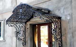 Монтаж кованых козырьков над крыльцом: фото