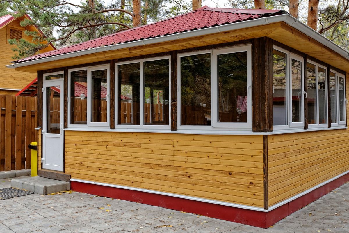 Застекленная беседка