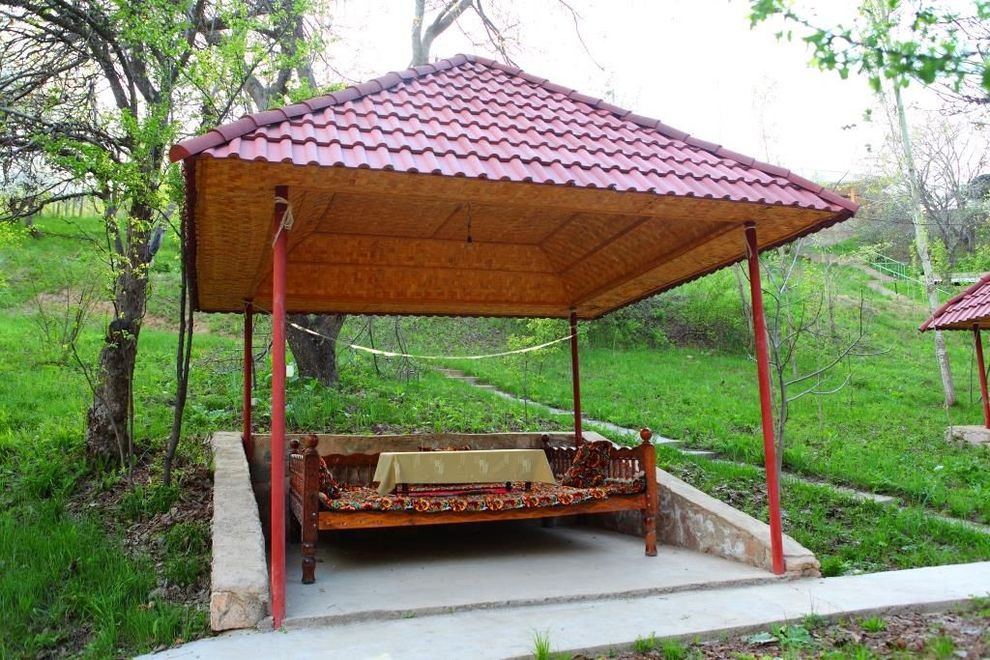 Классическая беседка с топчаном