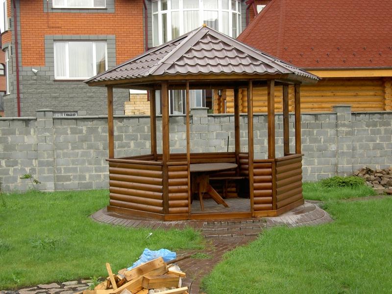 Открытая беседка из тёмного блок-хауса