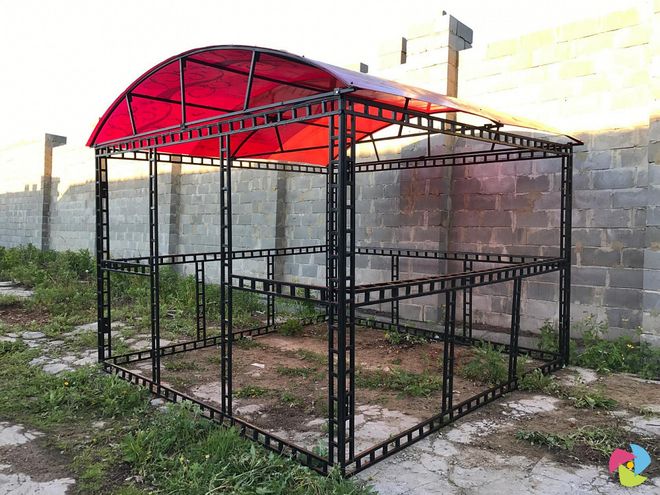 С крышей из поликарбоната