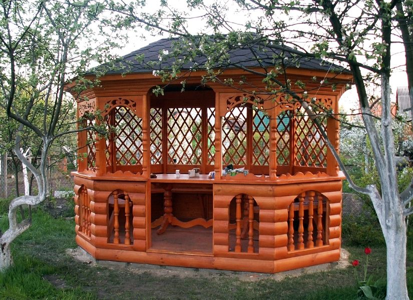 Беседка из красноватого дерева