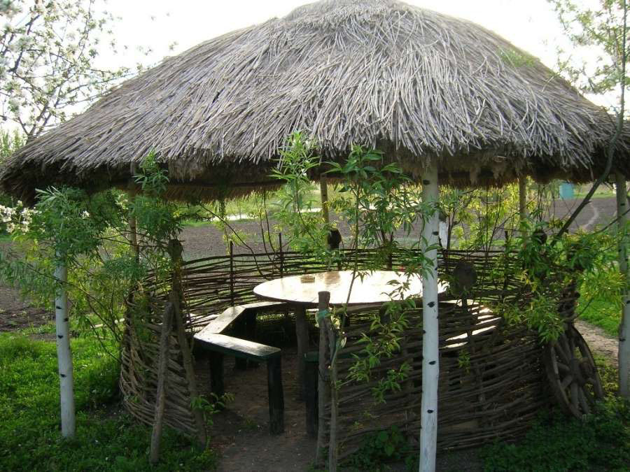 Круглая беседка с соломенной крышей