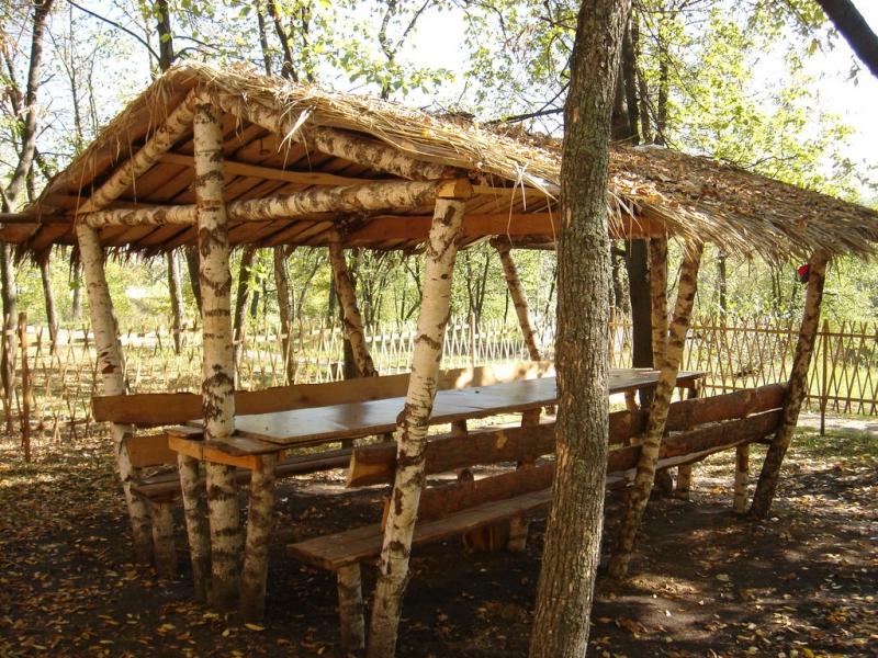 Беседка с крышей из соломы