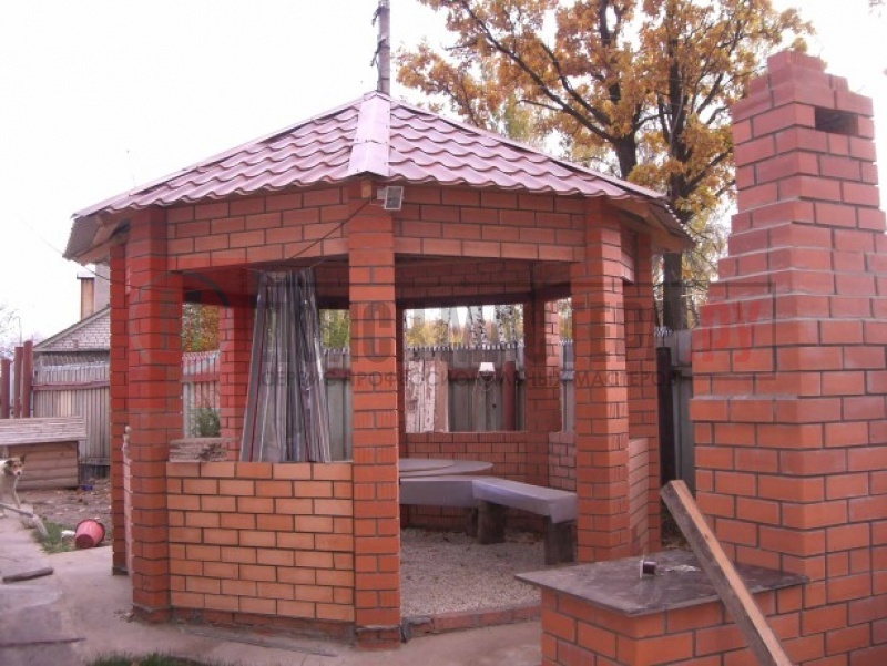 Беседка из кирпича с крышей из металлочерепицы