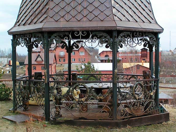 Художественная ковка в дизайне беседки