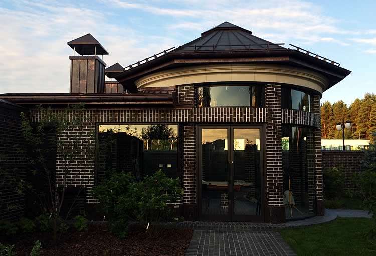 Сооружение в два уровня из кирпича