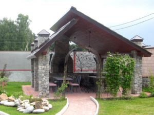 Беседка с двускатной крышей из камня