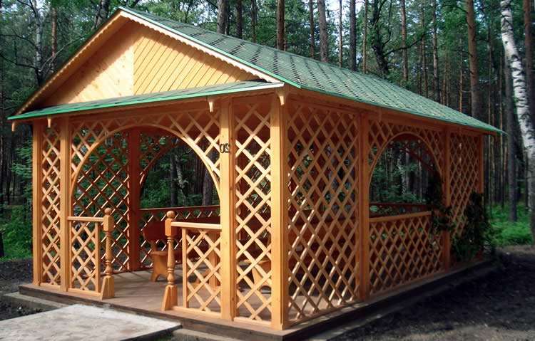 Стены беседки зашиты рейкой