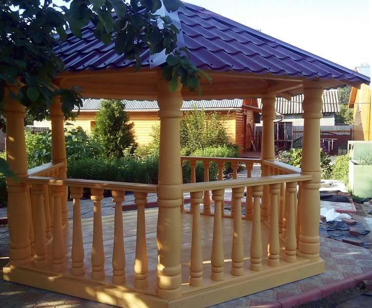 Шестигранная конструкция беседки из дерева