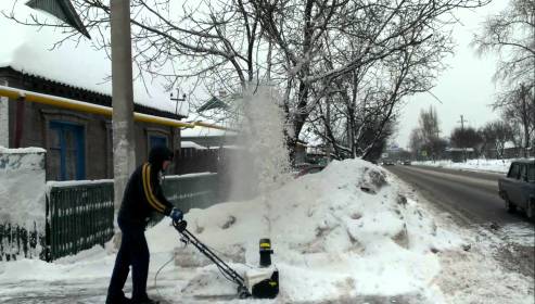 электрическая снегоуборочная лопата