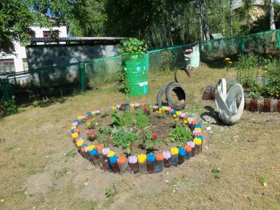 клумба из пластиковых бутылок