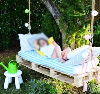 качели в саду