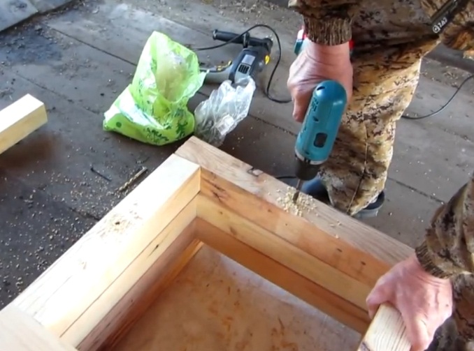 Крепление верхнего венца к нижнему