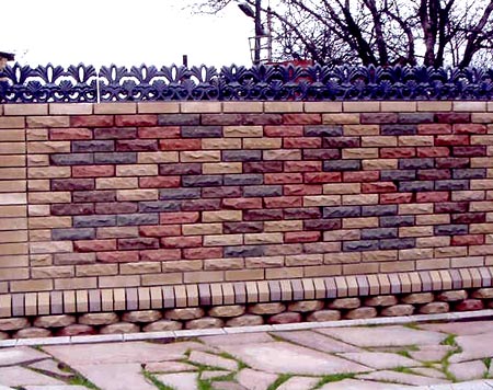 раскрашенный кирпичный забор