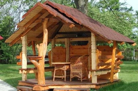 открытая деревянная беседка