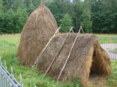 шалаш из соломы