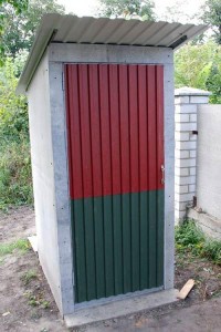 туалет на даче из подручных материалов