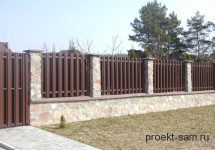забор из металлического штакетника